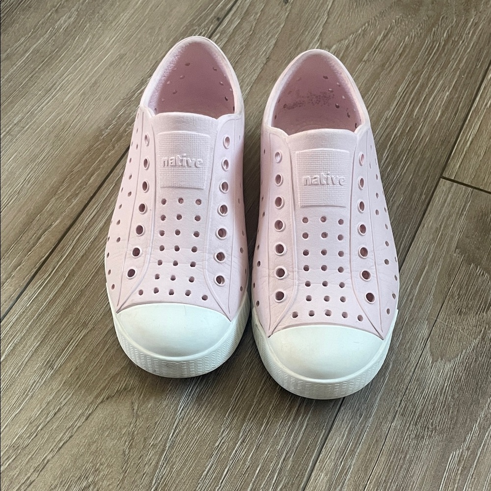Native Kids Water Shoes - Light Pink and White